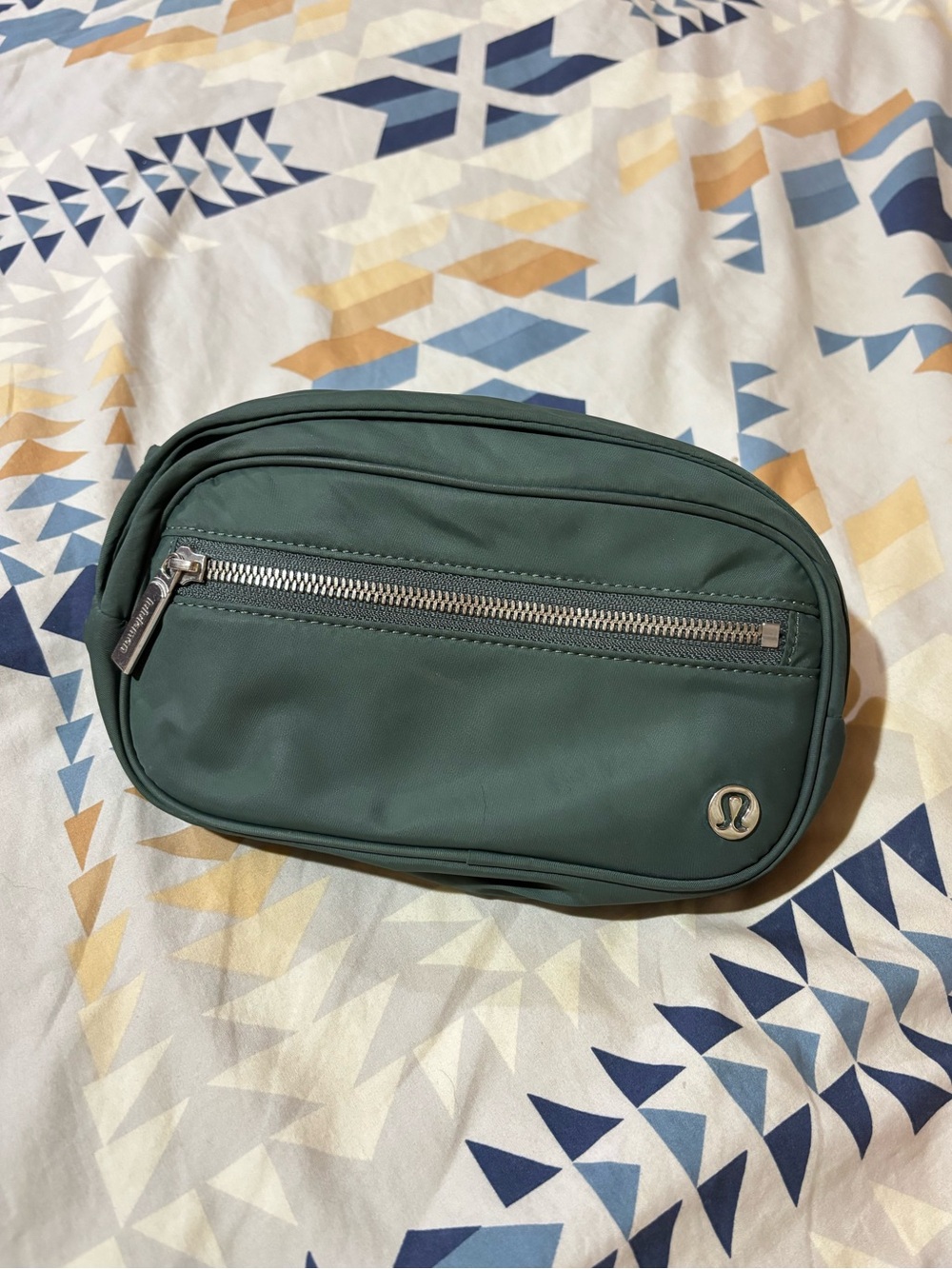 Lululemon Everywhere Belt Bag 1L – Dark Green / Olive